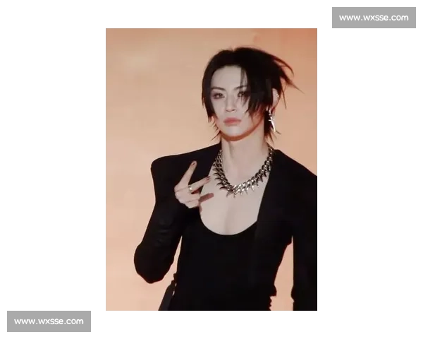 王琳凯胸肌引热议！皮衣造型藏不住健硕身材