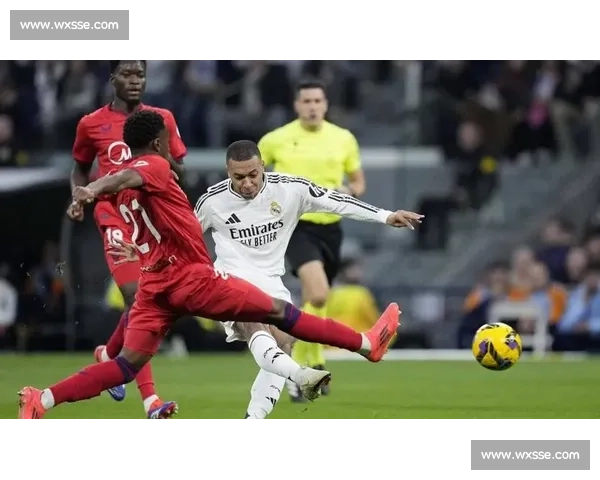 皇马迎战拉科的西甲焦点对决谁能掌控比赛走势解析与胜负悬念前瞻